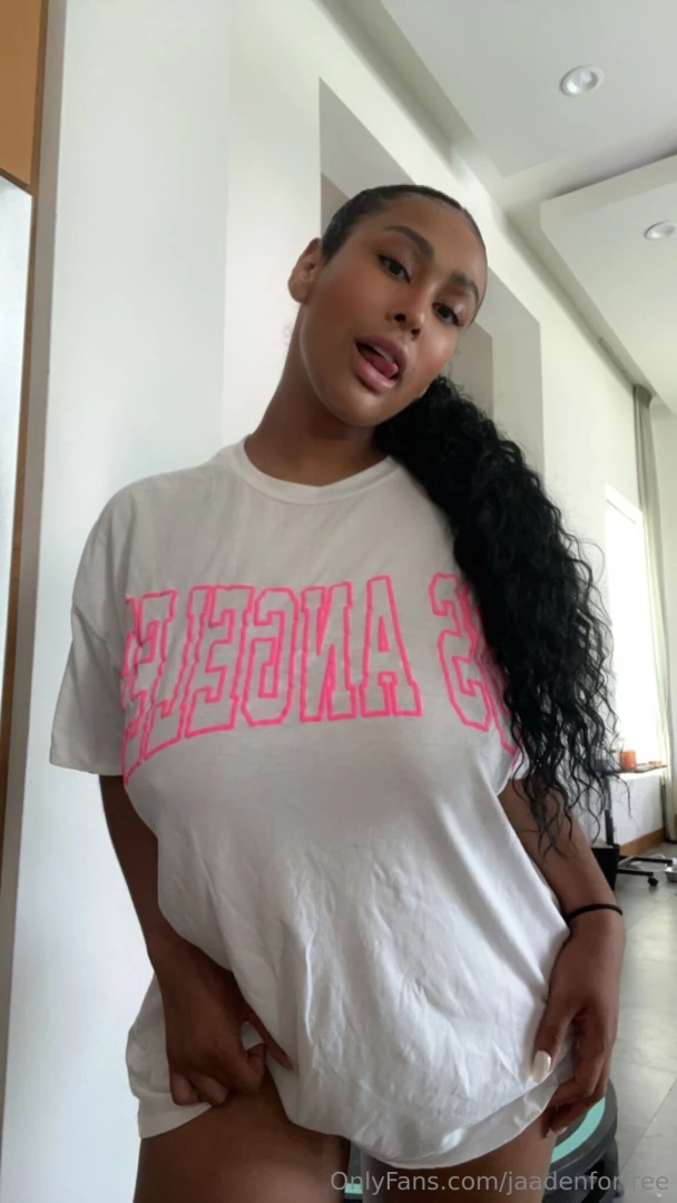 What part of me would you kiss first 