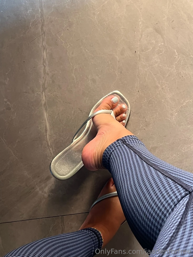Do you like my sexy feet subscribe to my main page jaadenkyrelle and 