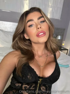 I love a cock deep down my pussy and down my throat how sexy do i look