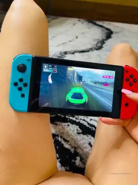 Wanna play nintendo with me if you beat me i ll suck your dick 