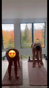3 pour 1 on twerk on se masturbe et on fait du yoga nue sweetieji part 1