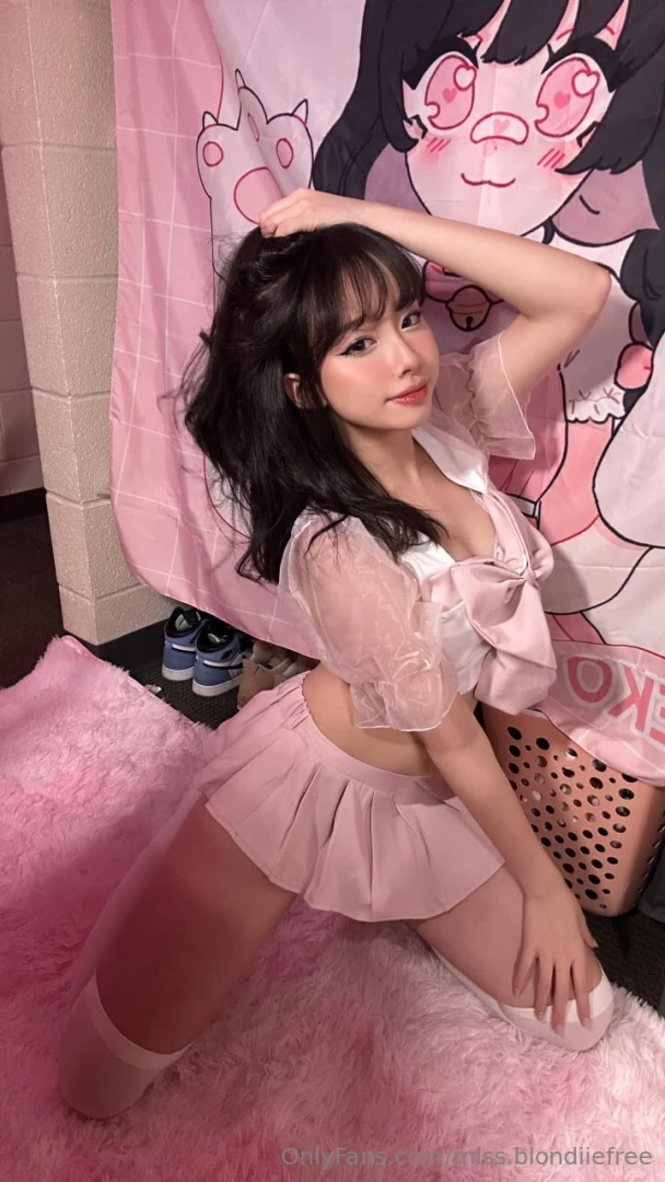 Cette petite slut aime trop qu on la regarde baiser abonne toi pour l 