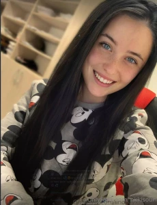 Free now this cutie is online and horny lindseyxheartx show her some part 551