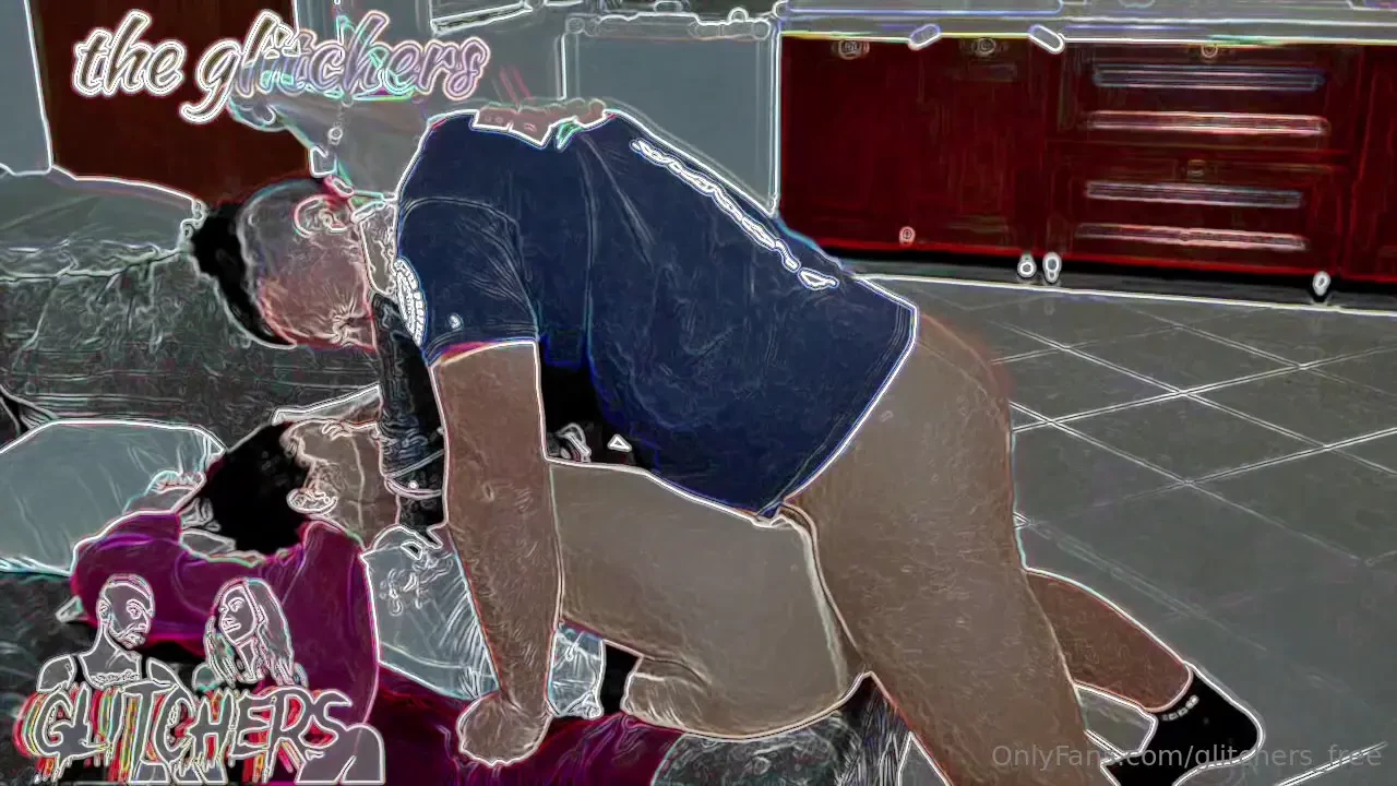 Sveltina di fine serata con ancora indosso pantaloni e tacchi la cura 