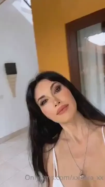 I like to relax in the warm sun dive into warm water the beach shows 