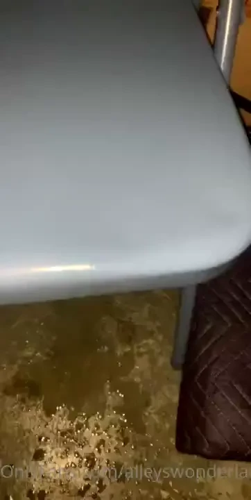 I make huge messes in public places dm me for one of my squirt shows 