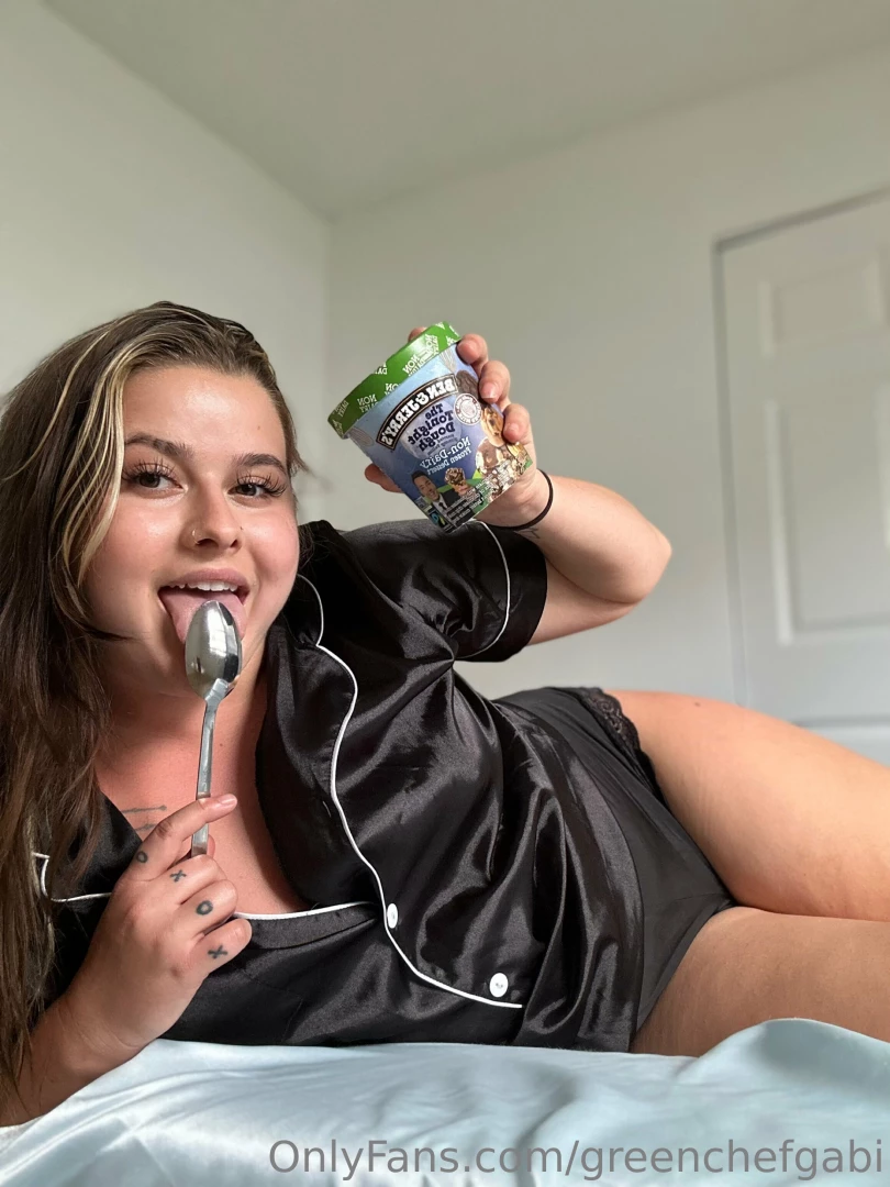 Wanna have a lazy day in bed together with some vegan ice cream of 