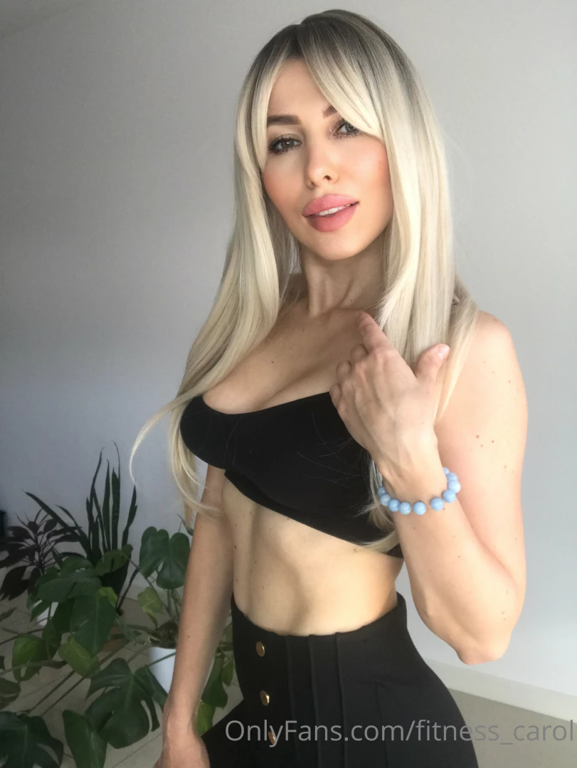 When looking at a girl what do you pay attention to first of all or 