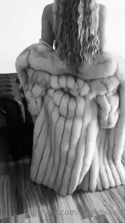 Its getting chilly out there i need some warm hands on my body 