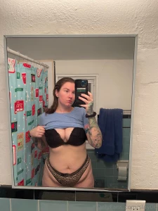 Yeah i got a mom bod got a lil chub but guess what thats okay i m so