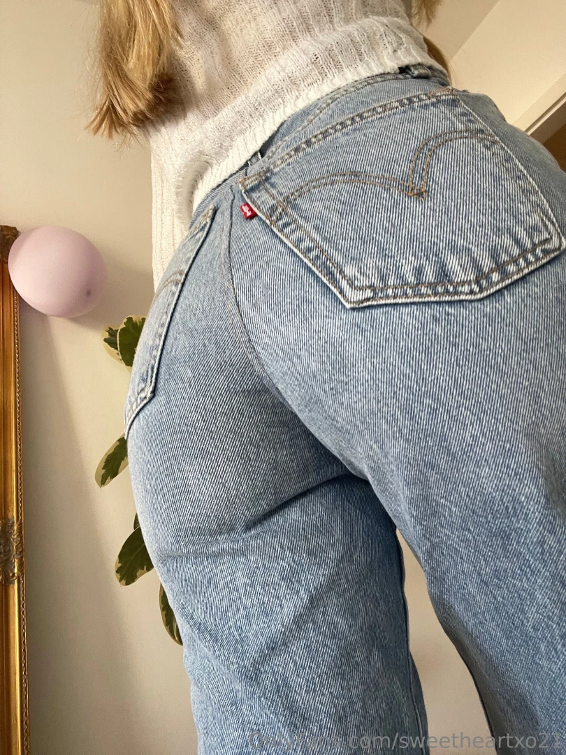Felt like wearing some jeans today perfect for you to smack my booty 