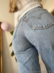 Felt like wearing some jeans today perfect for you to smack my booty