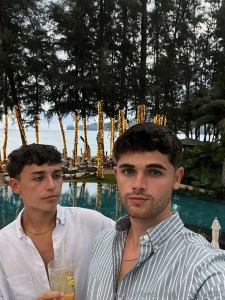 Stop scrolling and cum play with us we re on rn