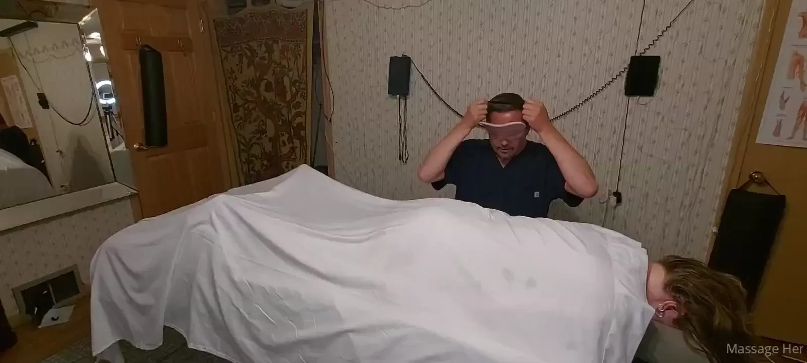 Ha blindfolded back massage 