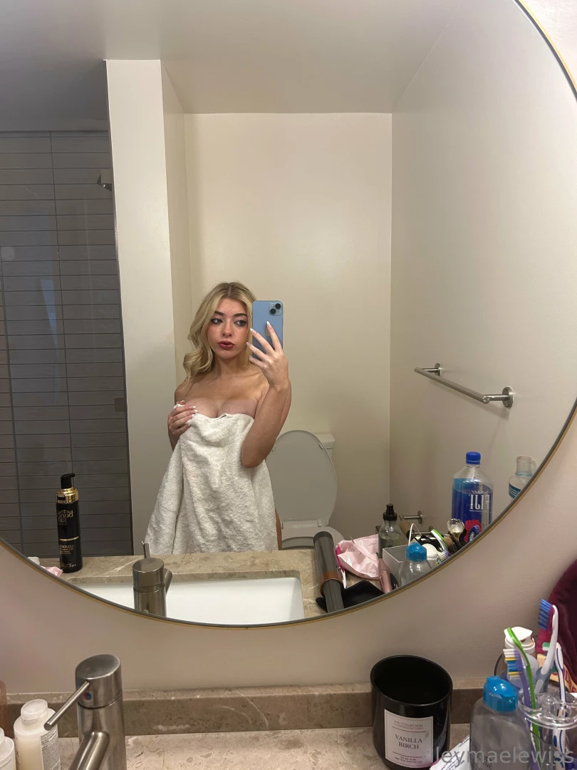 Someone told me i look like sabrina carpenter today thoughts 