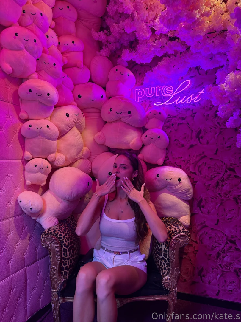 Took my seat as queen of cockland but they don t text back or make me 