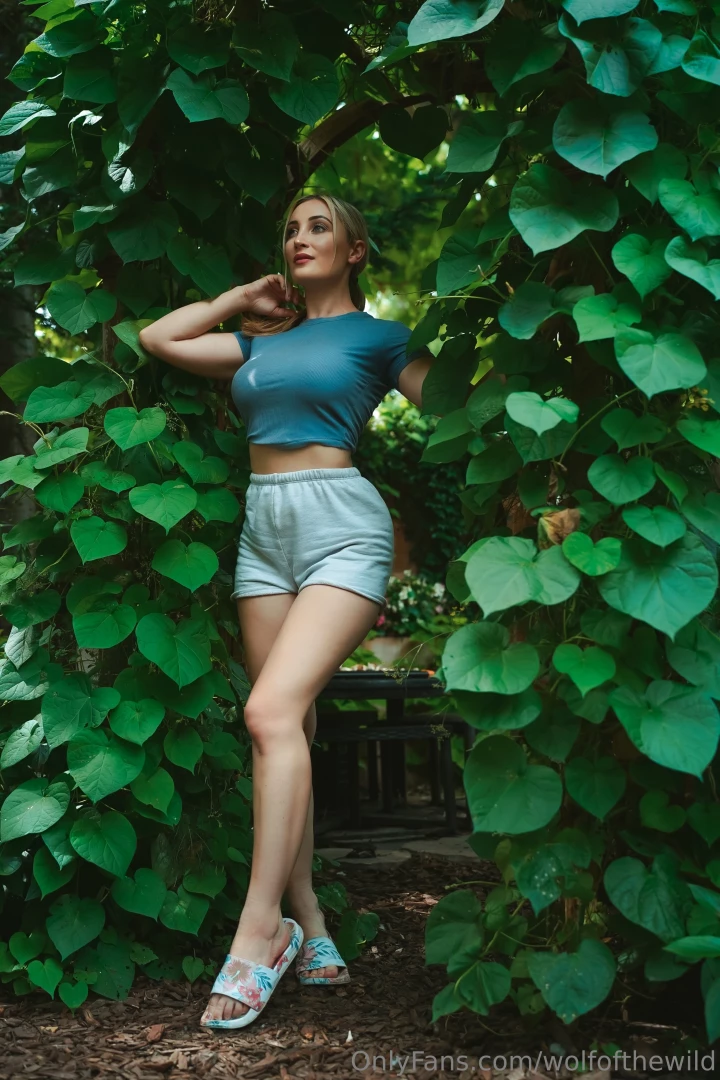 Wanna come and see what s behind the greenery 