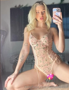 The mirror s already told you i m the hottest here