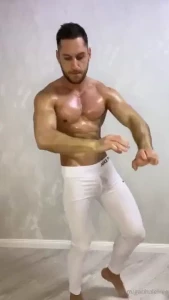 New hot video in leggings with lots of oil flex and big cumshot
