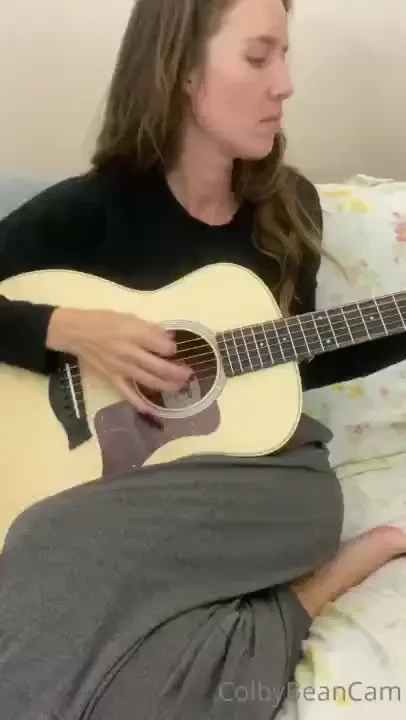 Moar music no make up natural babe playing some tunes heh 