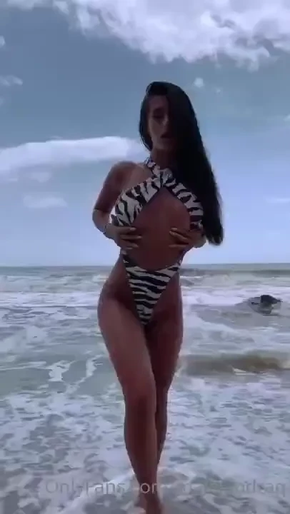 New content today i was alone and very horny at the beach it was a 
