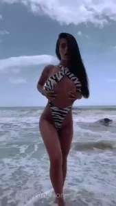 New content today i was alone and very horny at the beach it was a