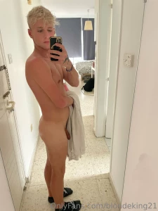 Follow me in the shower room