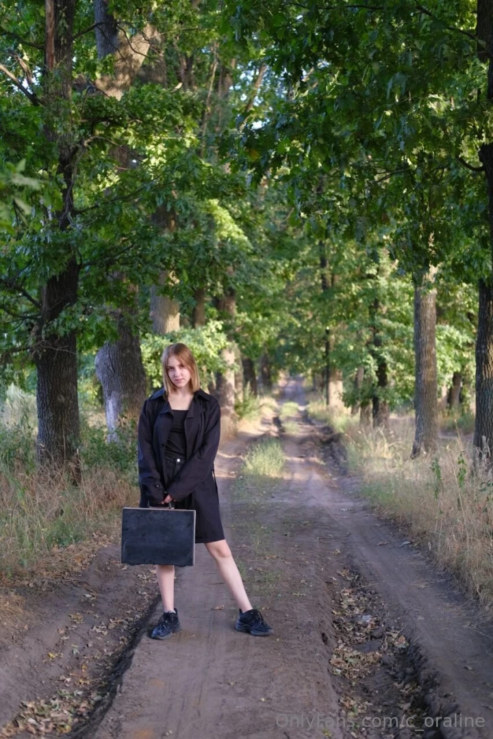 A photo shoot in the forest is a great idea that provides many 