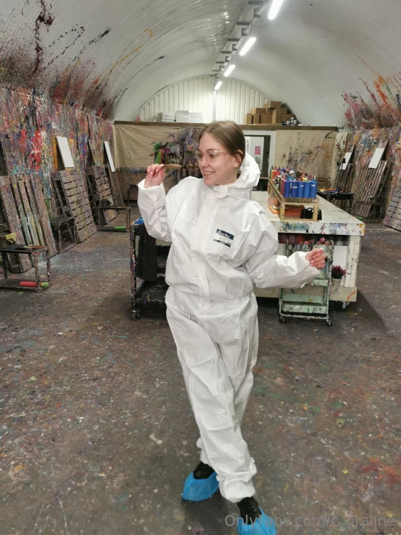 Fooling around and painting walls with paint in a chaotic way may seem 
