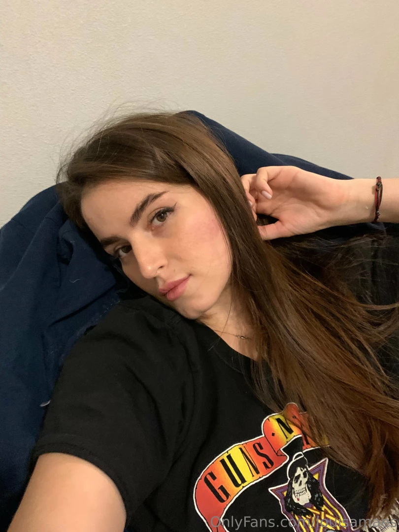 Am i not the most beautiful girl in the world 