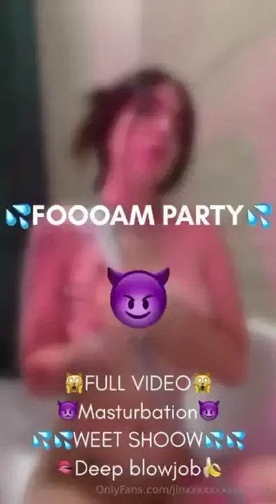 Fooooam party mmmm what could be sexier than neon lights illuminating 