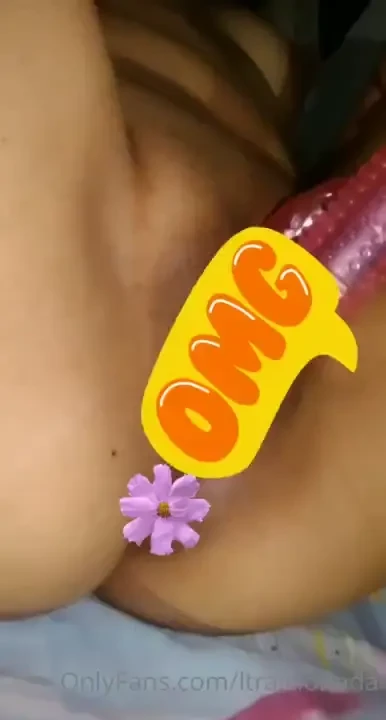 Justo antes de dormir quiero jugar un rato con mi dildo que me hace 