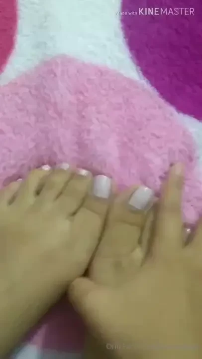 Te gustan mis pies precioso a mi me encanta que me los besen mucho y 