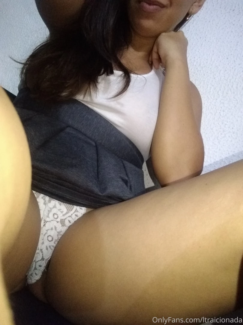 Por debajo de la falda under the skirt 