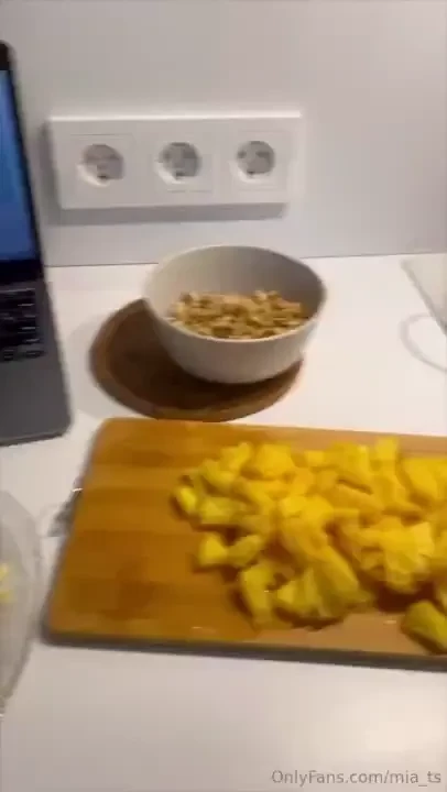 The kitchen is all fragrant and my favorite anime is playing in the 