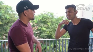 Flirting the curious straight guy seduciendo al hetero curioso