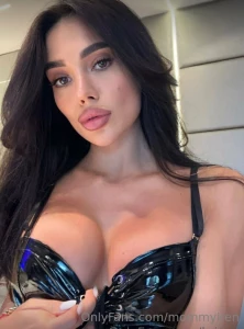 This babe kris_top is very horny kitty loves to show off her charms part 39