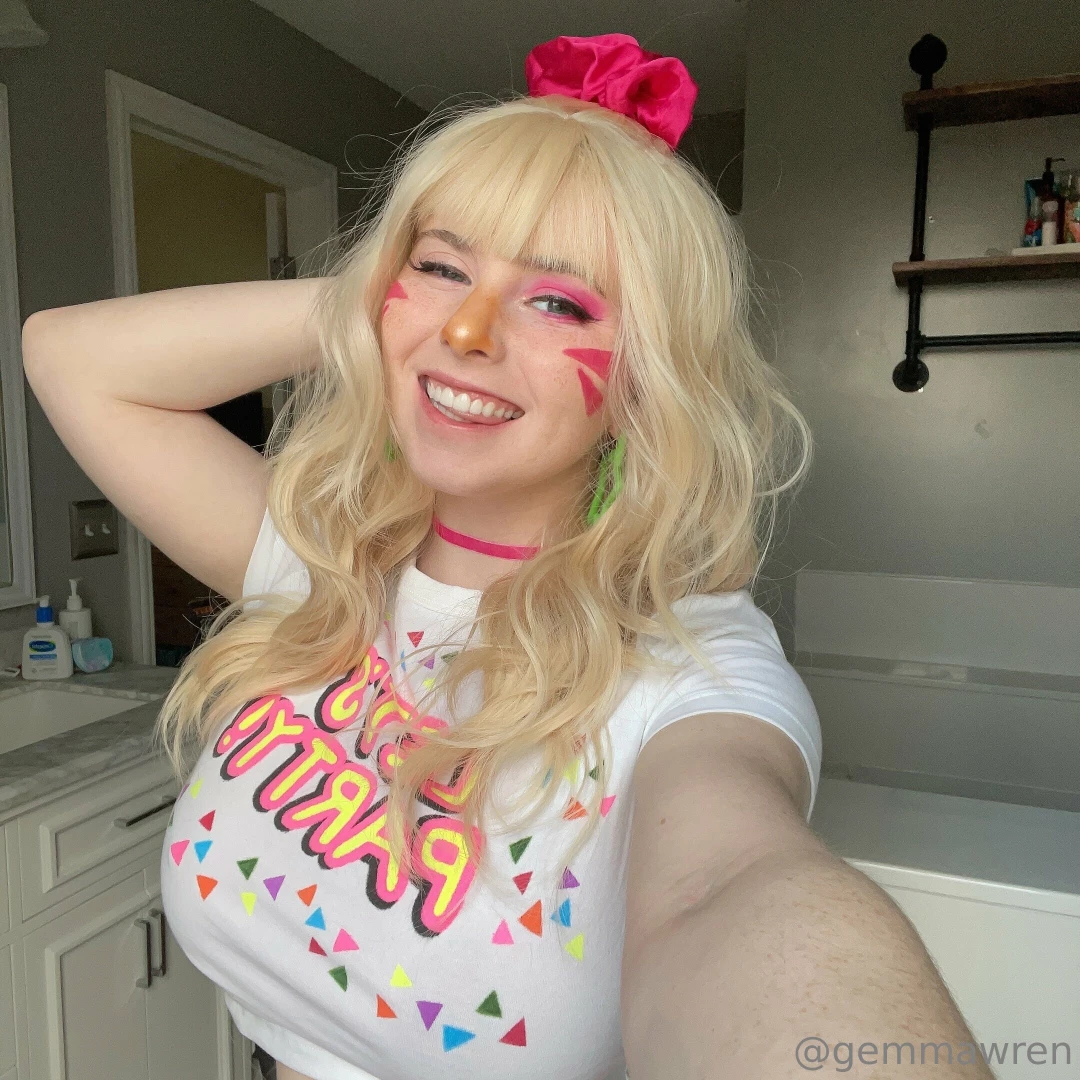 Swipe to flash hehehehe i can t wait to go see the fnaf movie only part 1 