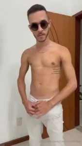 De pau duro na cal a jeans