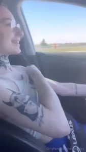 J ai bien aimer montrer mes seins sur l autoroute avez vous aimez