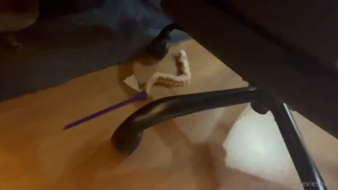 Nouvelle vid os de moi qui suce mon coloc sur sa chaise j en ai mis 