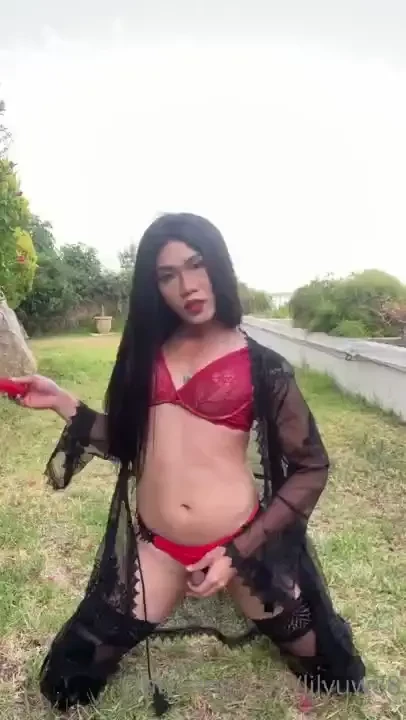 Let the week begin very hot i love summer 