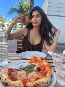 Wanna have a slice babe a spicy margherita with me