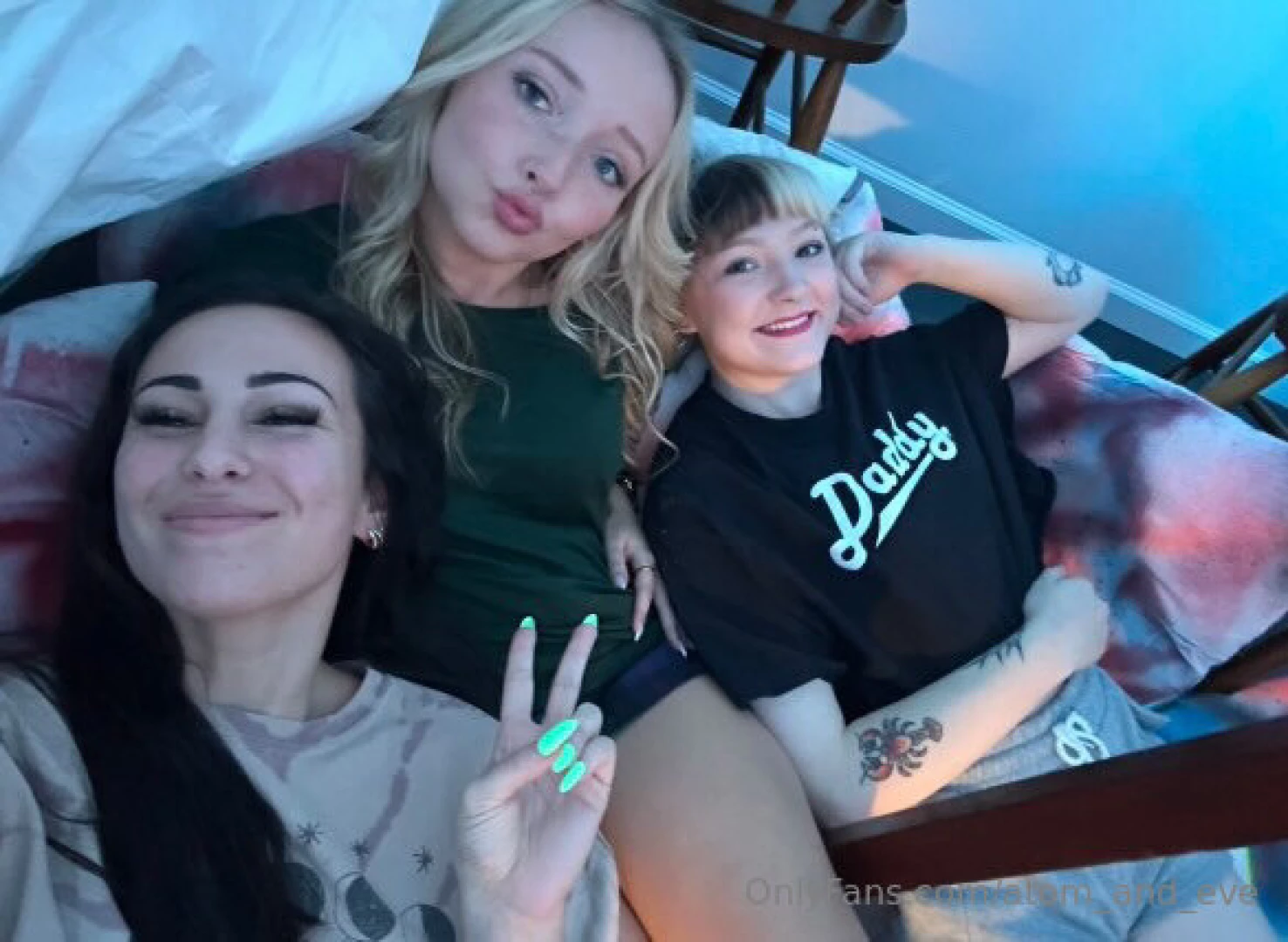 Just found this pic from last year go check out my girlies cozycara 