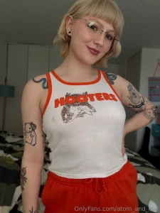 Wwyd if i was your hooter s waitress i ve been a waitress before but