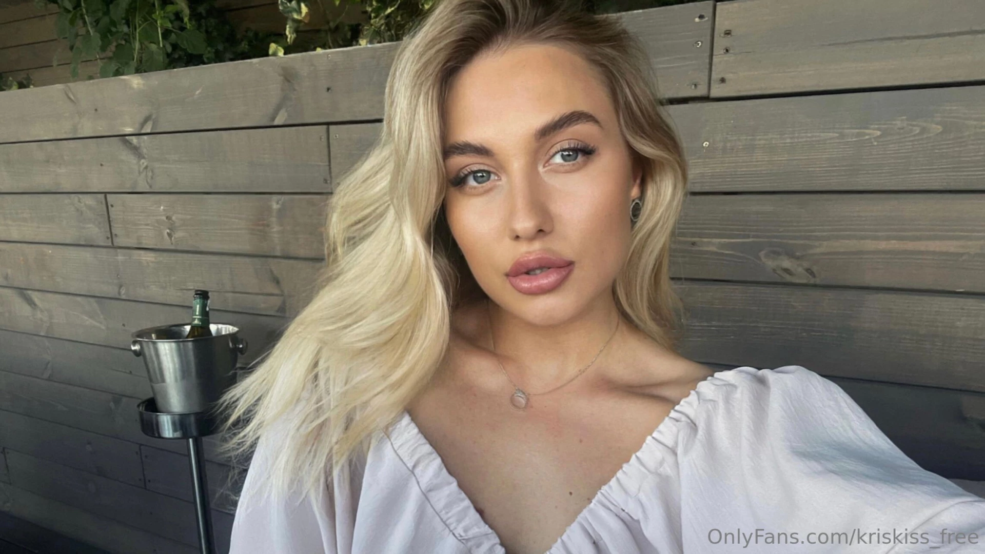 Discussion with friends what hobbies do men like most in girls 