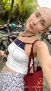 If you re looking for a girl who knows how to have a good time you ve