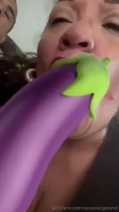 The best cock sucking gilf she sure loves swallowing that cum