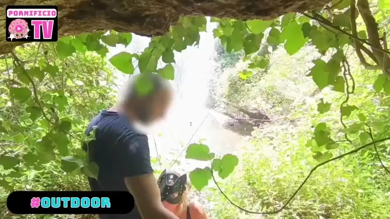 Meno male che c era la cascata a coprirci altrimenti ci avrebbero 