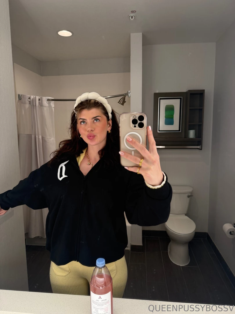 Mirror selfie mood on point 